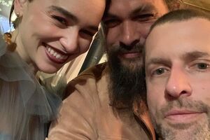 Момоа (на фото по центу) о Кларк: Я до безумия ее люблю