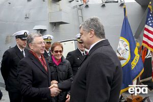 Волкер (слева) заверил, что США будут сотрудничать с любым президентом Украины