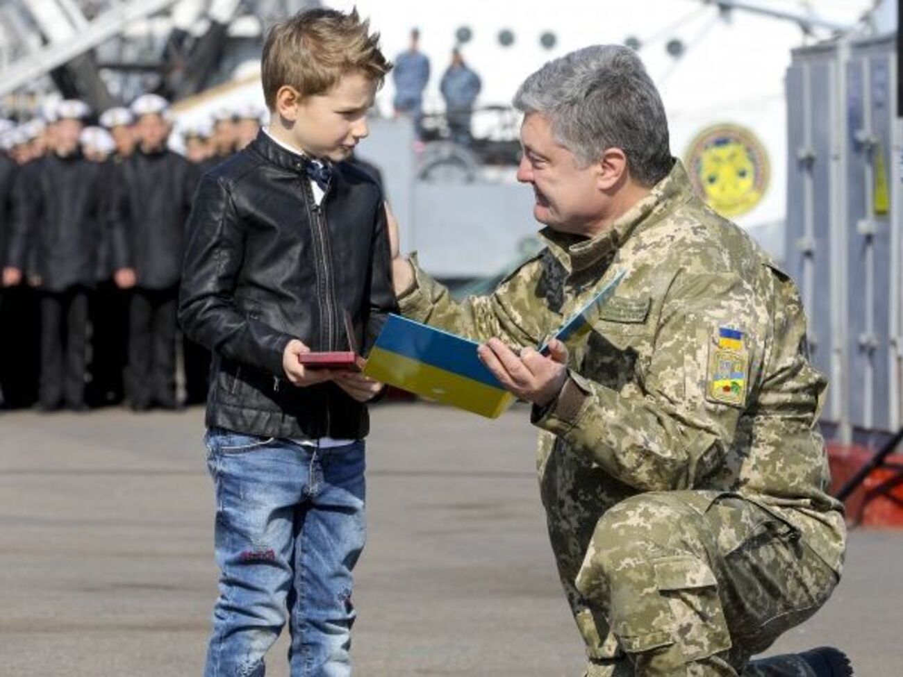 Порошенко вручил награды семьям моряков