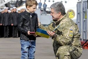 Порошенко вручив нагороди сім'ям моряків