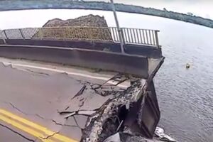 Мост обвалился частично