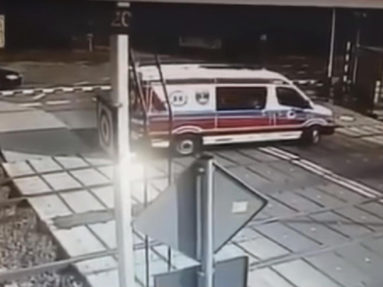 "Скорую" сбили, когда она разворачивалась на рельсах