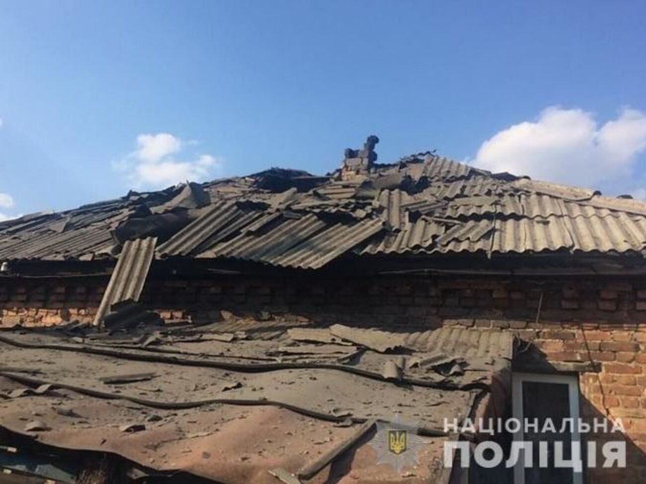 Снаряд бойовиків пошкодив дах будинку, повідомили в поліції