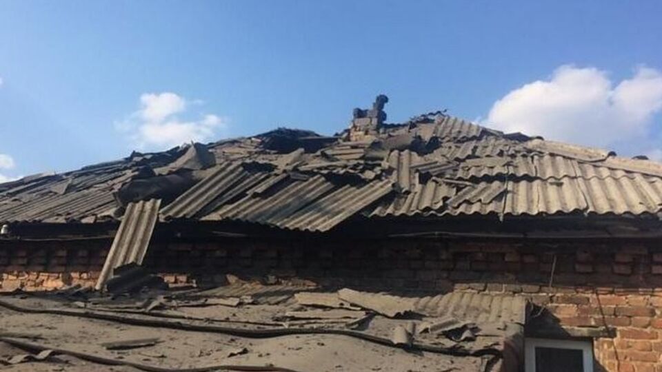 Снаряд бойовиків пошкодив дах будинку, повідомили в поліції