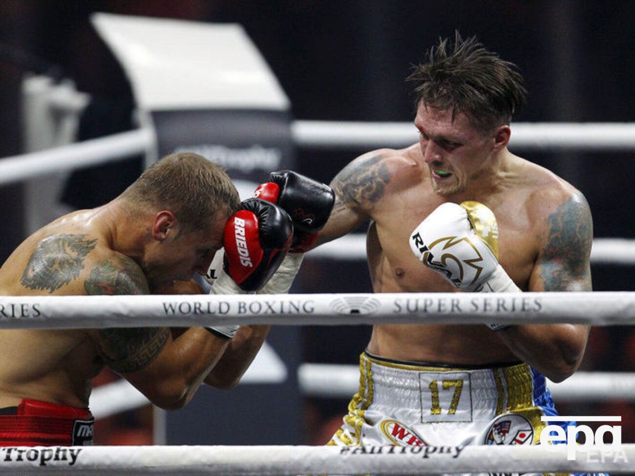 Усик (на фото справа) решил перейти из тяжелого веса в супертяжелый