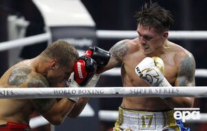 Усик (на фото справа) решил перейти из тяжелого веса в супертяжелый