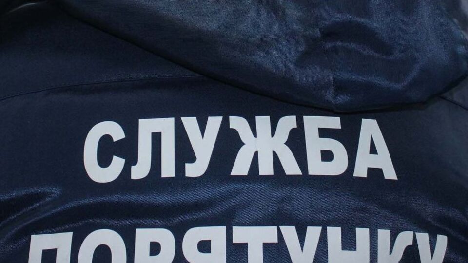 До гасіння пожежі залучили 14 бійців особового складу та чотири одиниці техніки ДСНС
