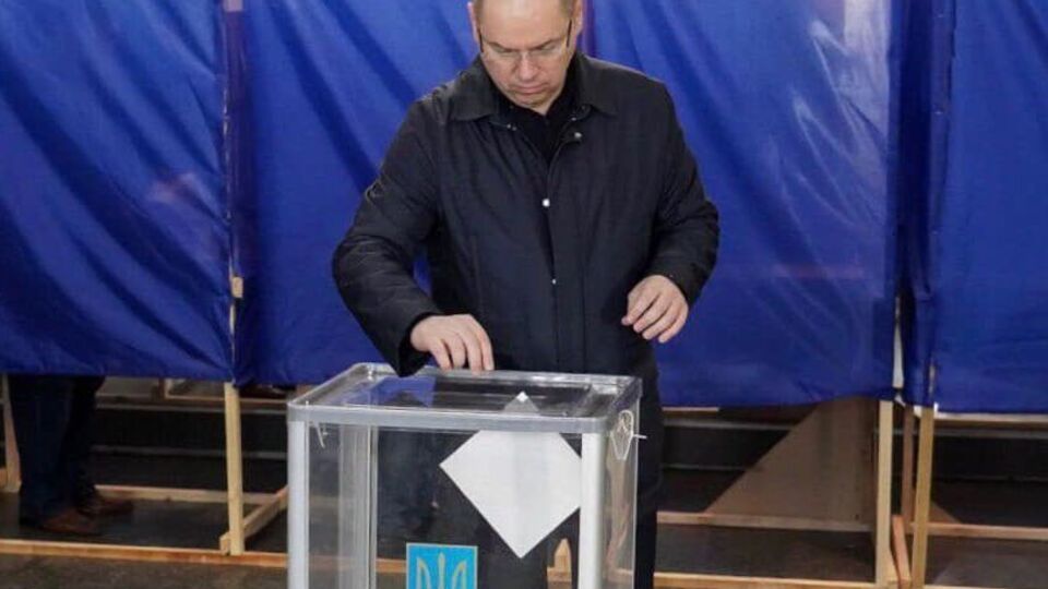 По данным "Цензор.НЕТ", избирательный штаб потребовал от Степанова подать в отставку