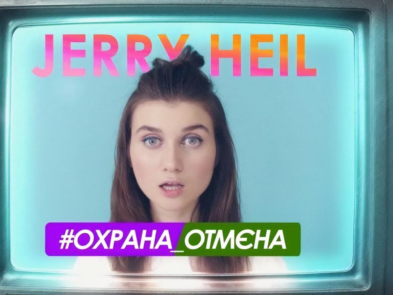 Девушка в кадре вещает с экрана ретро-телевизора