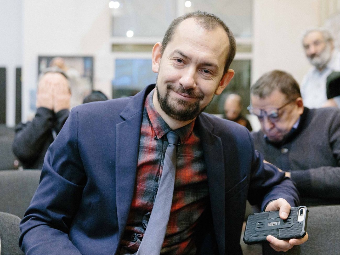 Что имеет в виду Зеленский, говоря о "прекращении огня" на Донбассе? Это значит, что Украина ведет захватническую войну и ее надо прекратить?