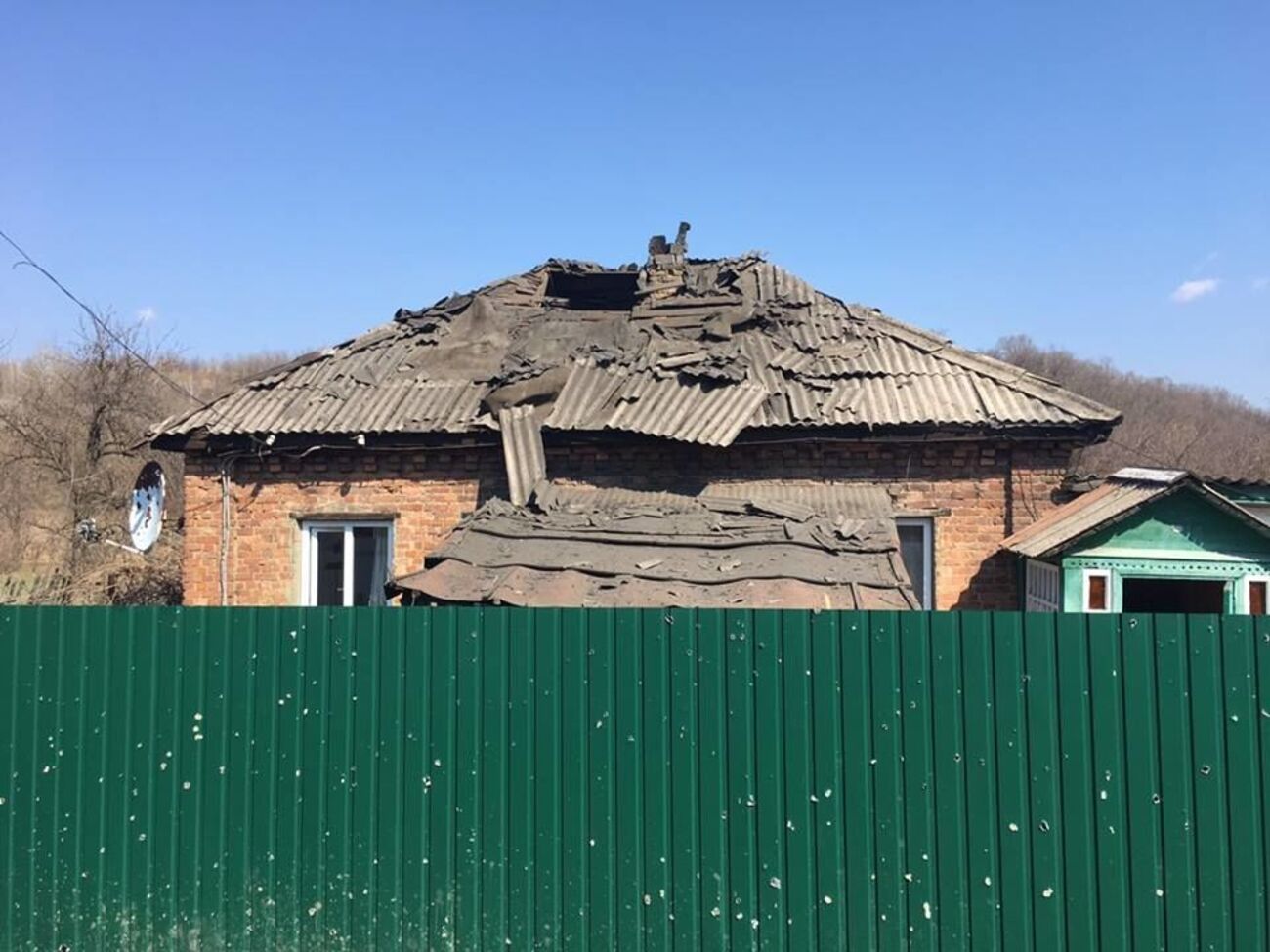 В результате артиллерийского обстрела поврежден жилой дом
