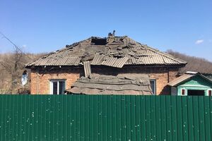 В результате артиллерийского обстрела поврежден жилой дом