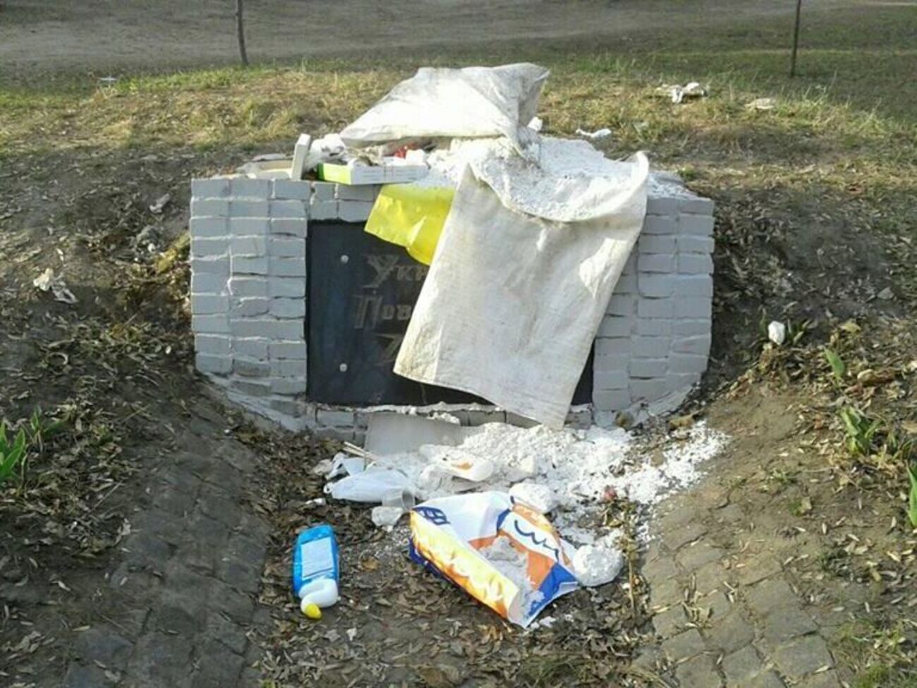 Памятник забросали отходами