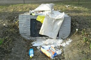 Пам'ятник закидали відходами