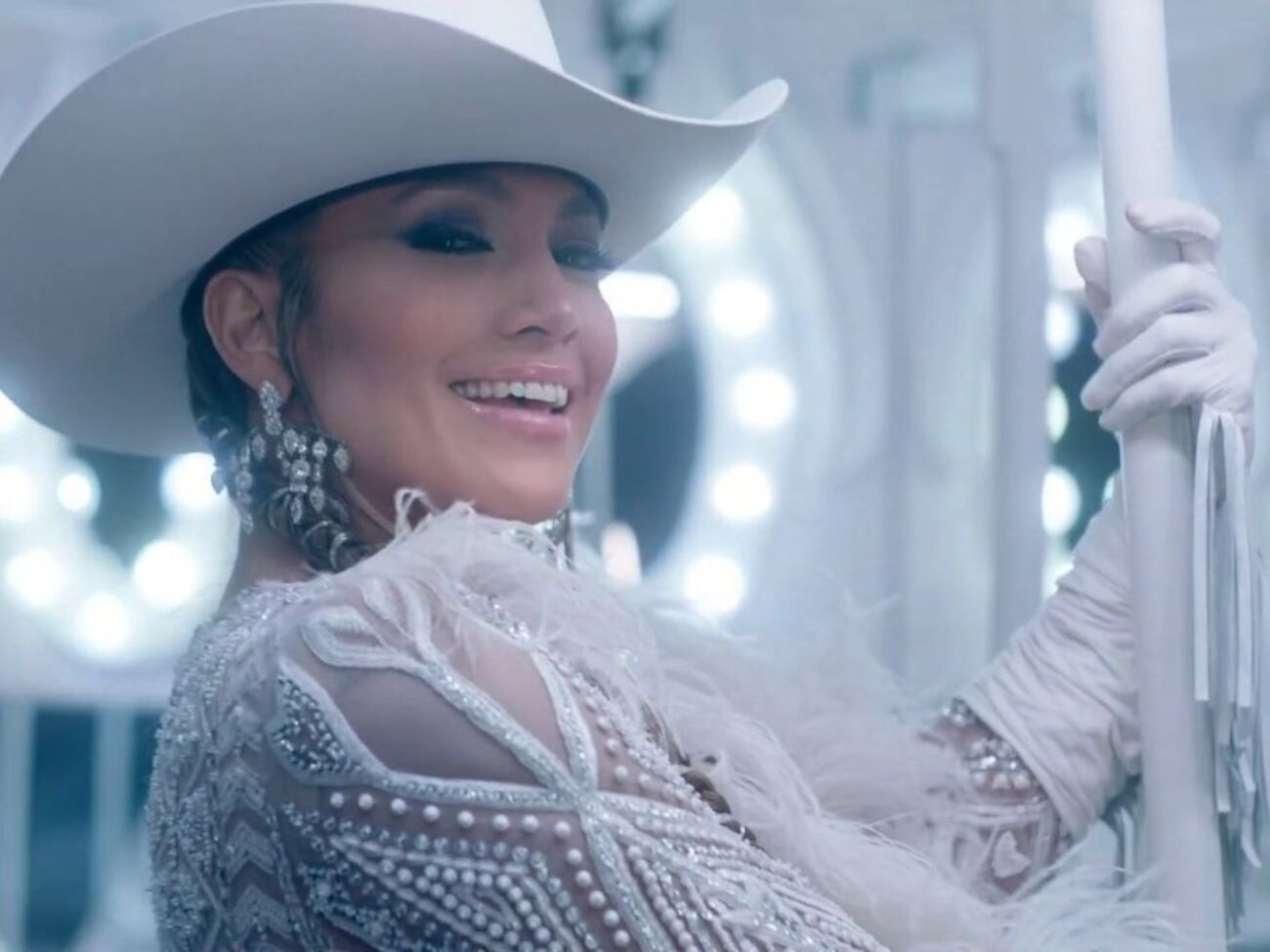 Лопес катається на каруселі в новому ролику