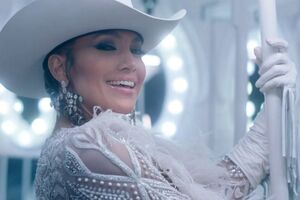 Лопес катається на каруселі в новому ролику