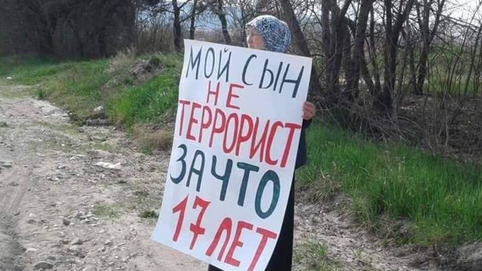 Зарема Мамутова вийшла на підтримку незаконно засудженого сина, який уже майже три роки перебуває в СІЗО
