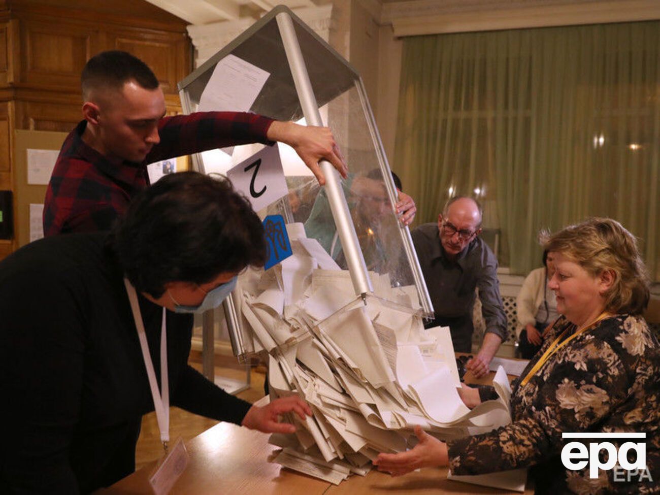 В областных центрах Зеленский получил 31,5% голосов, Порошенко&nbsp;&ndash;&nbsp;21%