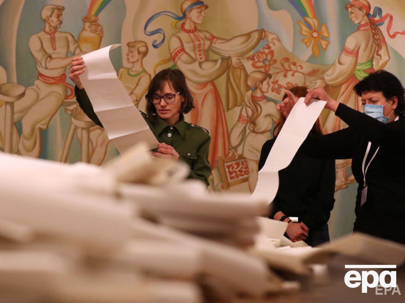 В группе избирателей с высшим образованием Зеленский получил 31% голосов, Порошенко &ndash; 22%