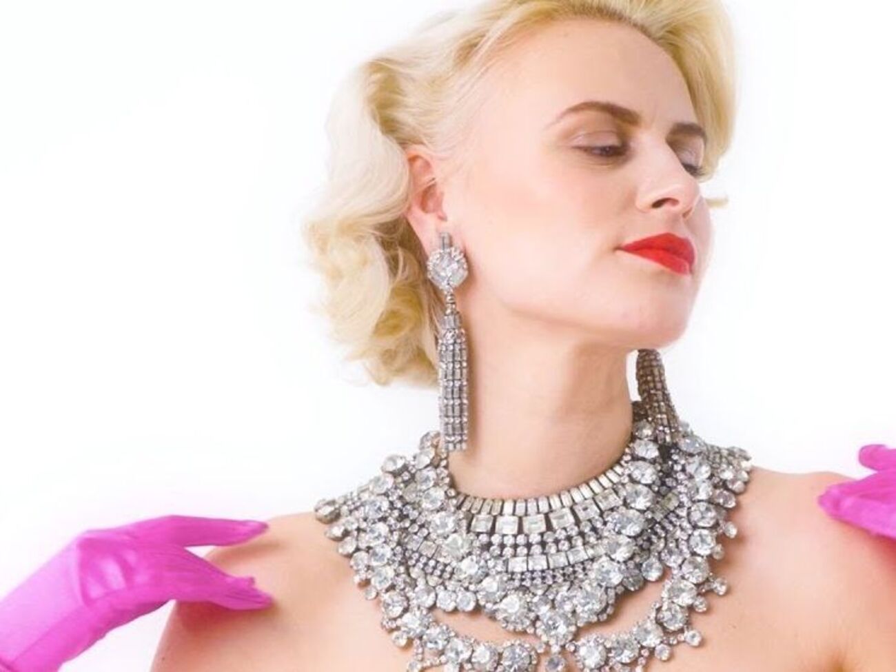 Модели показали, как в разные десятилетия носили бриллианты