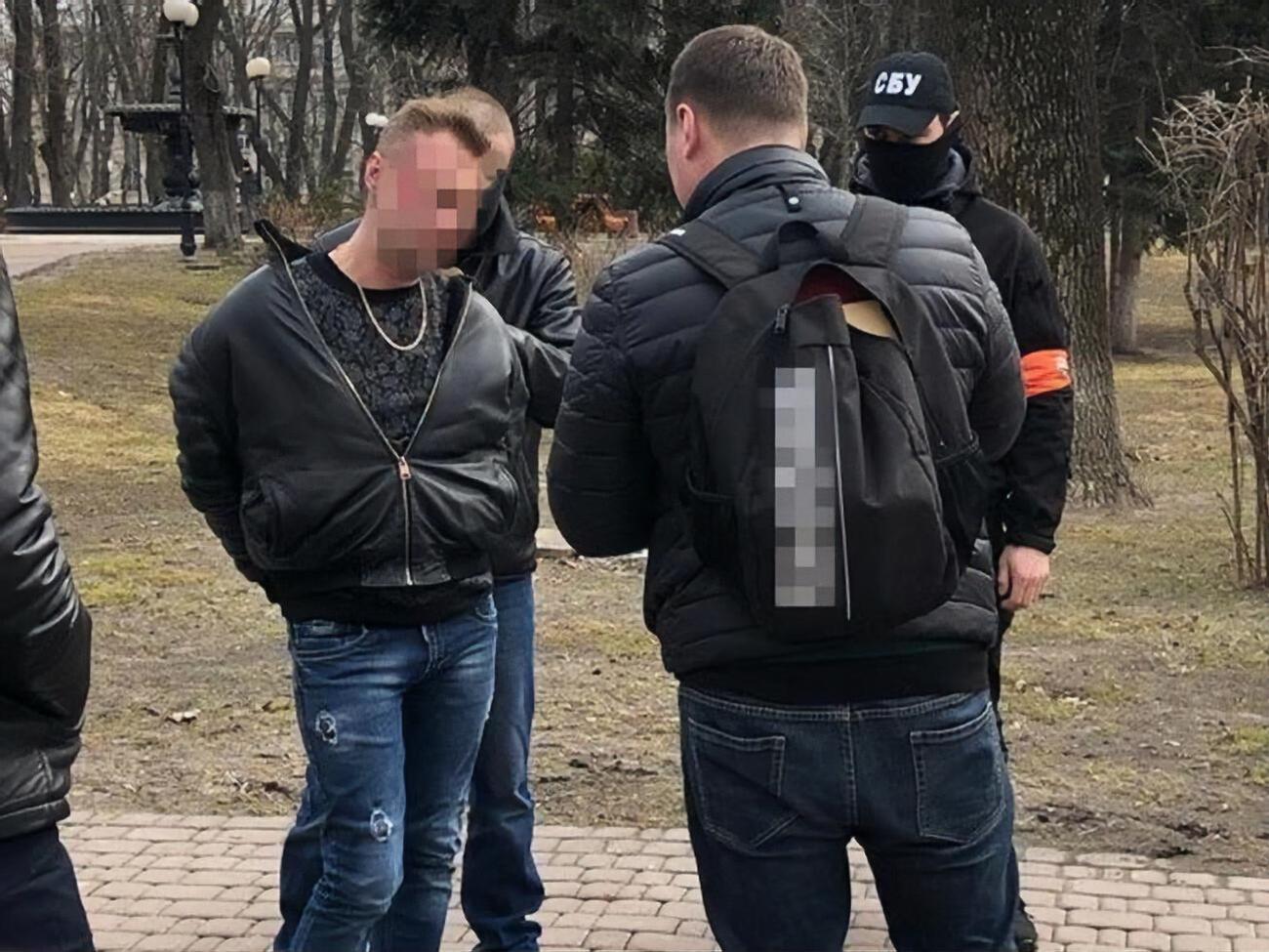 Правоохранители задержали с поличным водителя экс-советника во время получения взятки