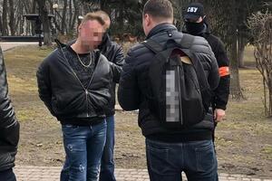 Правоохранители задержали с поличным водителя экс-советника во время получения взятки