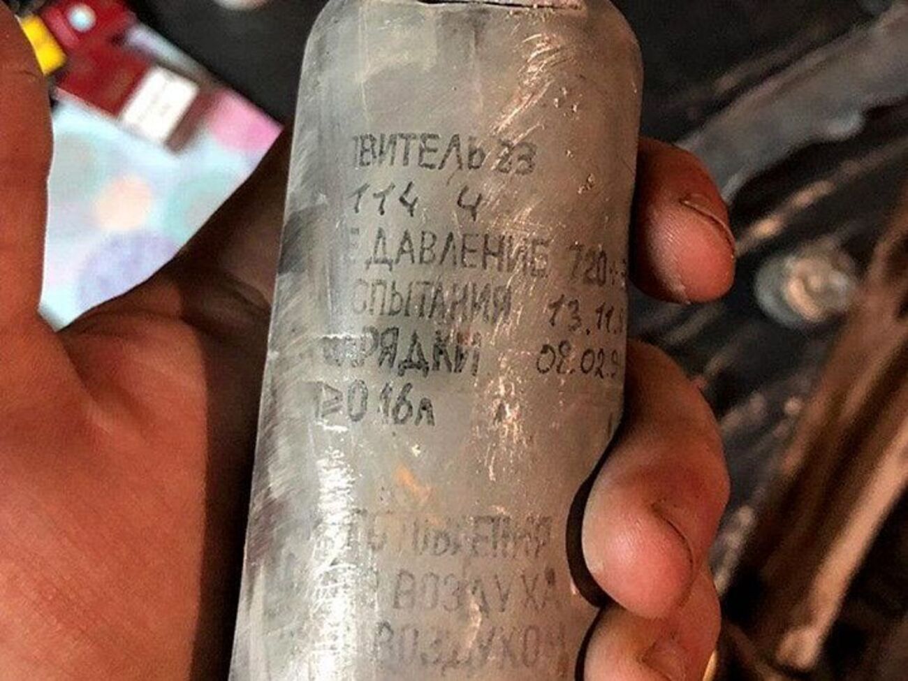 Украинские военные показали обломки российских управляемых 152-мм артиллерийских боеприпасов типа "Краснополь"