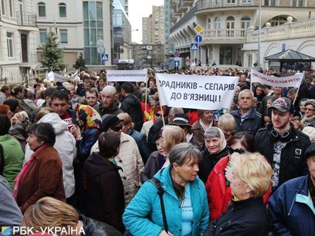 У прес-службі Зеленського повідомили, що кількість людей біля офісу команди постійно зростає