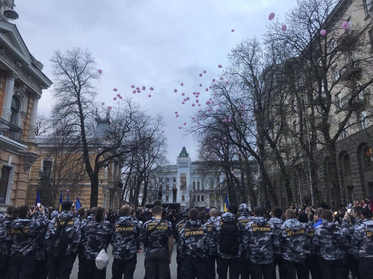В небо запустили розовые воздушные шары
