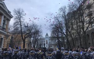 В небо запустили розовые воздушные шары