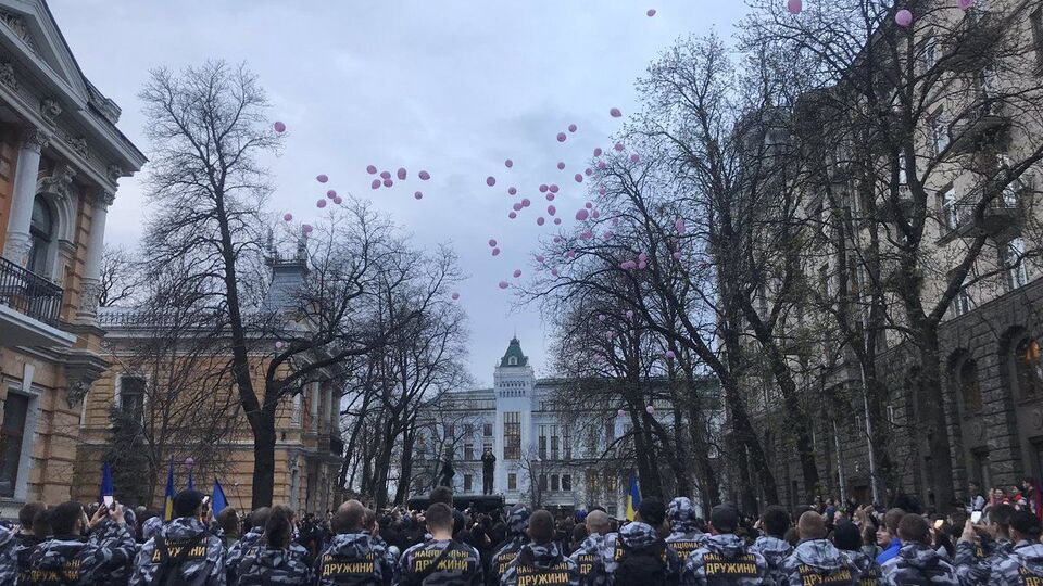 У небо запустили рожеві повітряні кулі