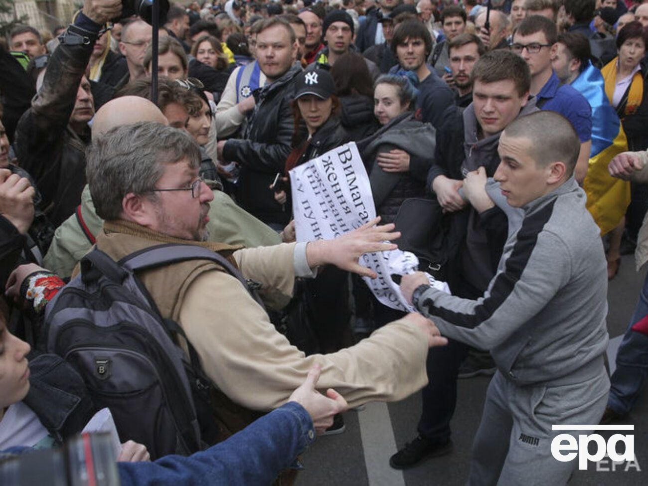 Правонарушители рвали плакаты