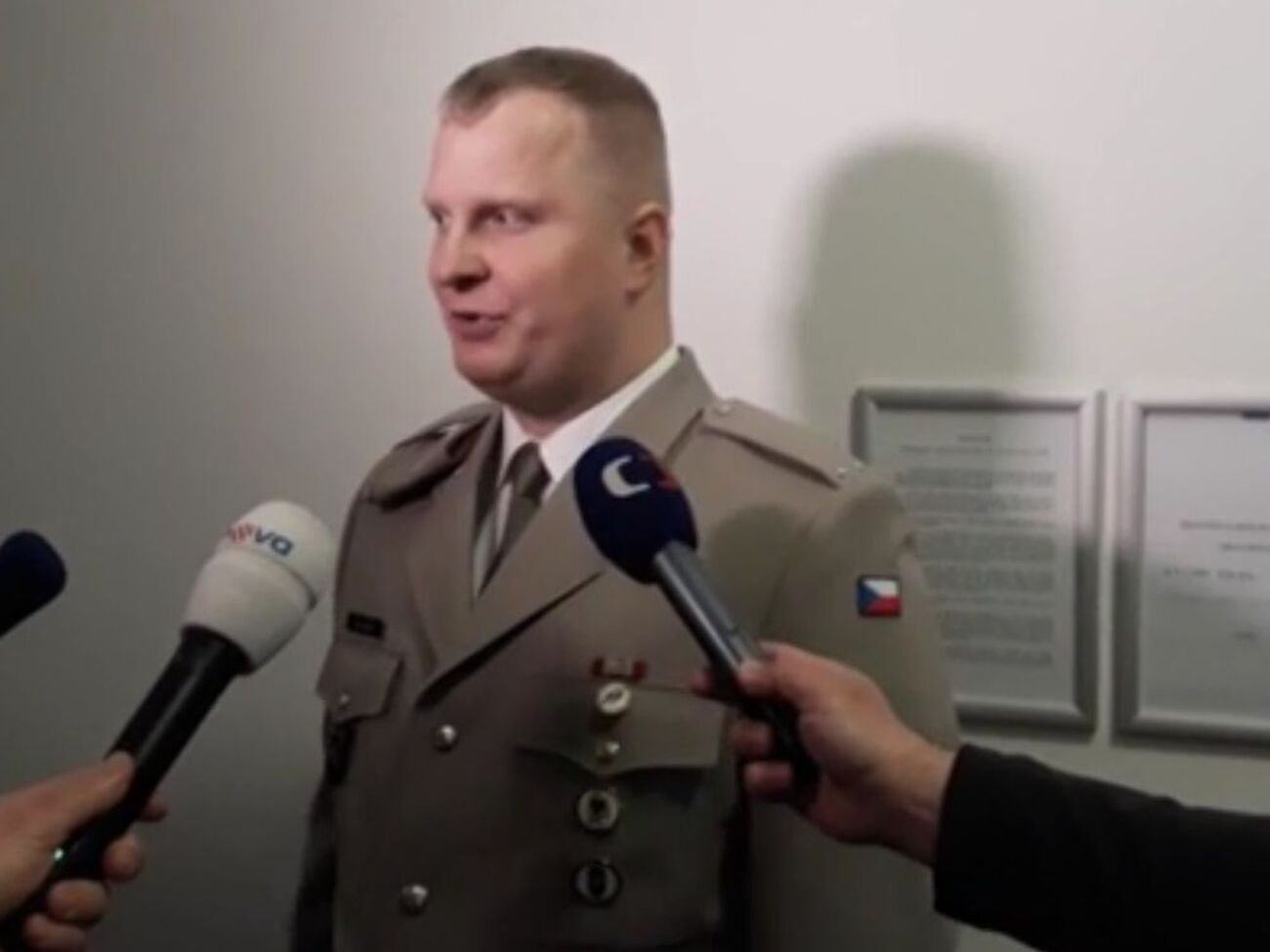 Эшту заявил, что&nbsp;одолжил оружие у боевиков, чтобы попозировать
