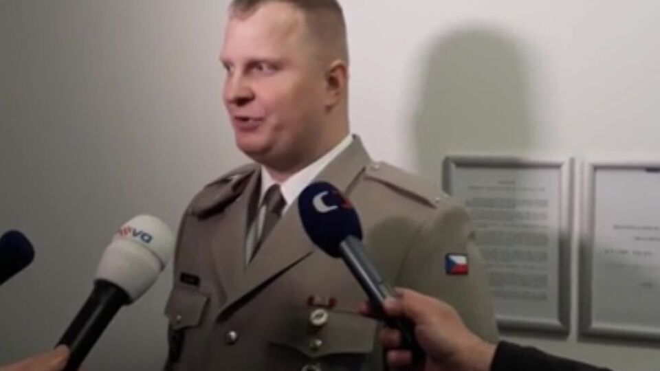Эшту заявил, что одолжил оружие у боевиков, чтобы попозировать