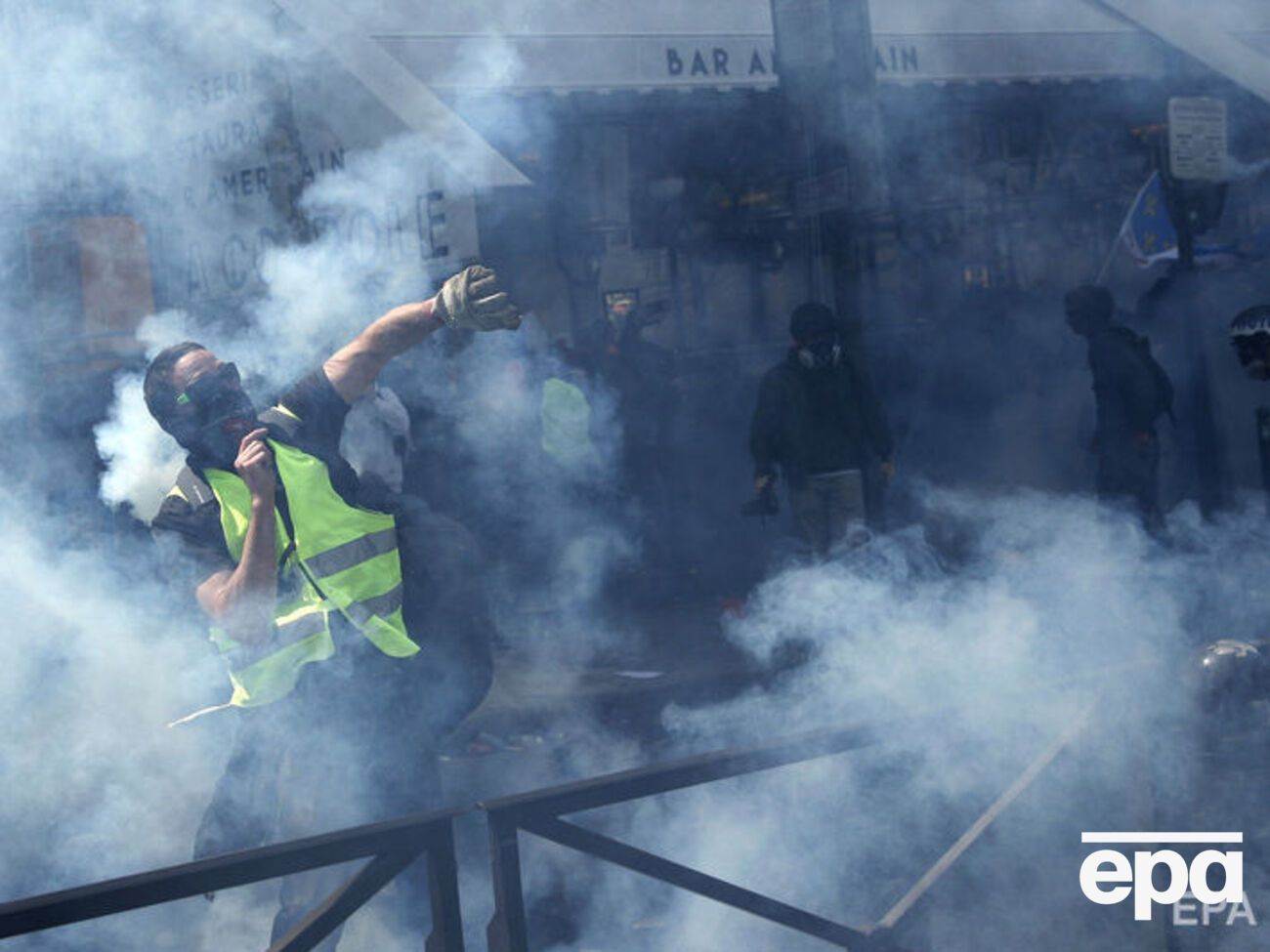 Полиция применила против протестующих слезоточивый газ