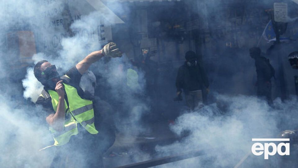 Полиция применила против протестующих слезоточивый газ