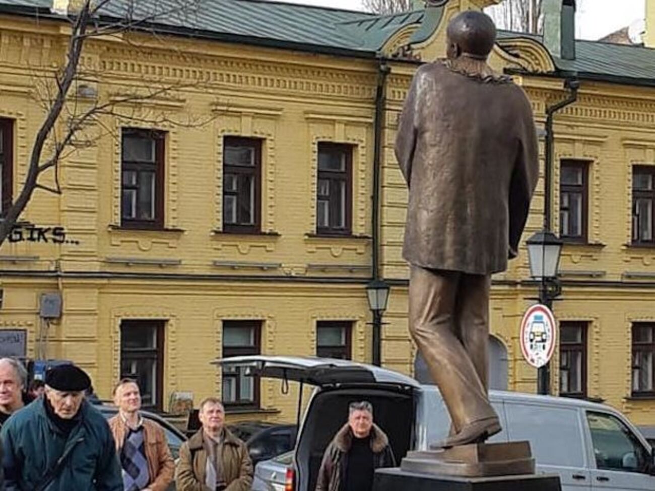 Довгань (ліворуч, у береті) на відкритті пам'ятника Вертинському
