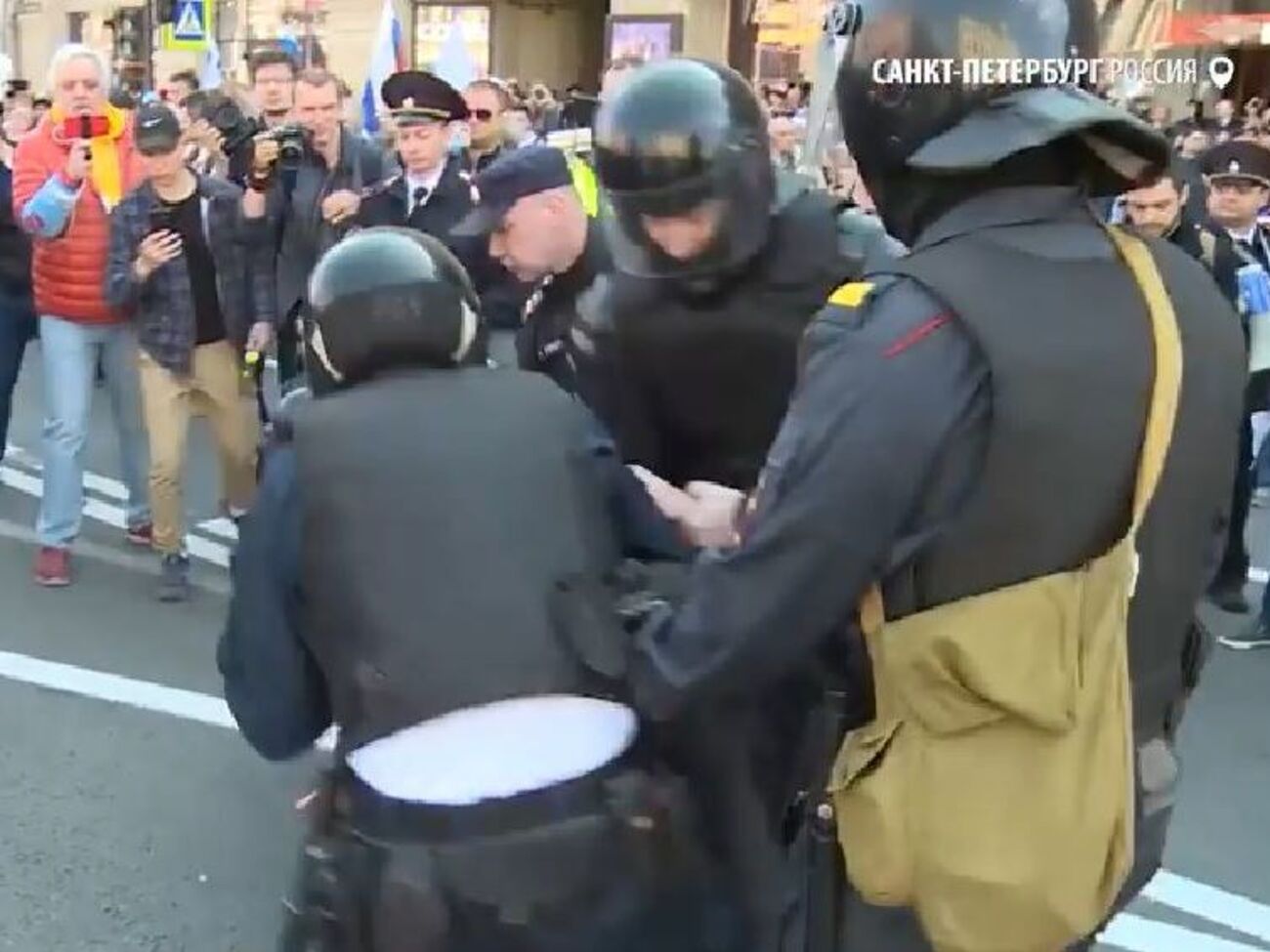 Правоохоронці затримували людей на першотравневій акції в Санкт-Петербурзі
