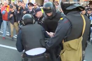 Правоохоронці затримували людей на першотравневій акції в Санкт-Петербурзі