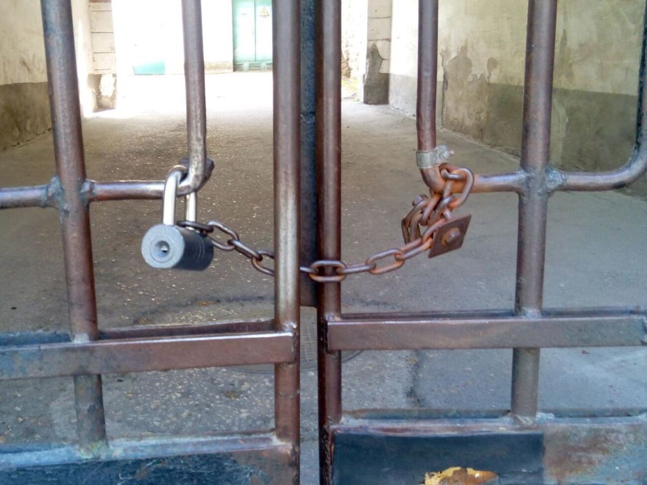 Ворота жилых дворов закрыли на замки на время демонстрации