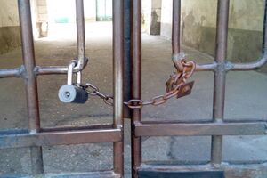 Ворота жилых дворов закрыли на замки на время демонстрации