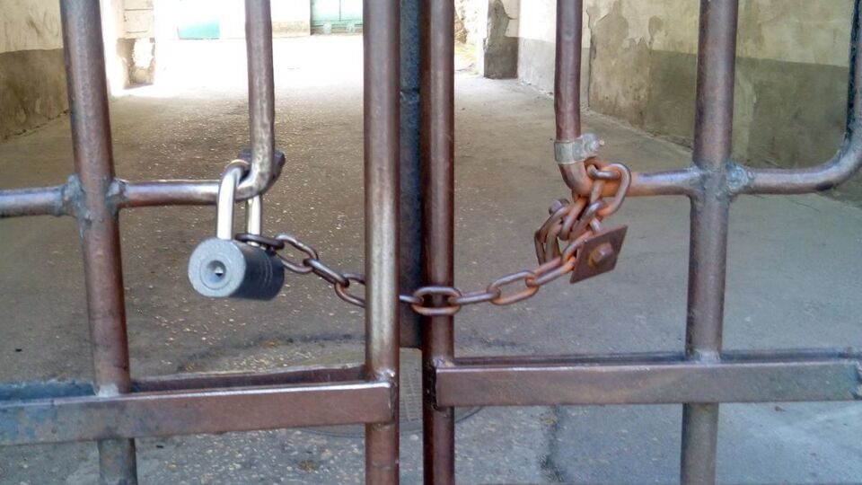 Ворота жилых дворов закрыли на замки на время демонстрации