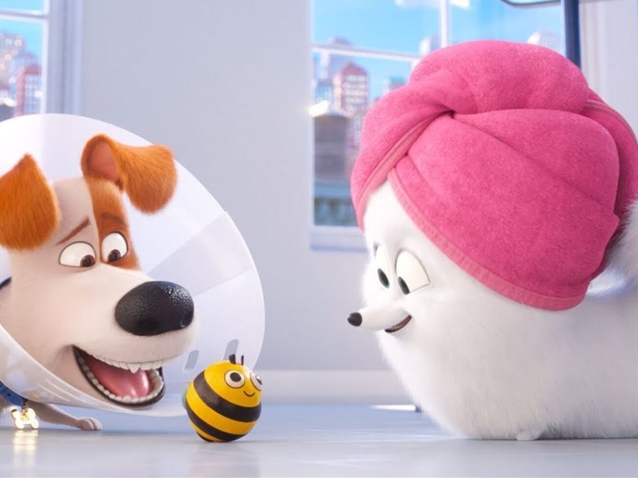 В ролике появился новый герой --- пчела Бизи Би