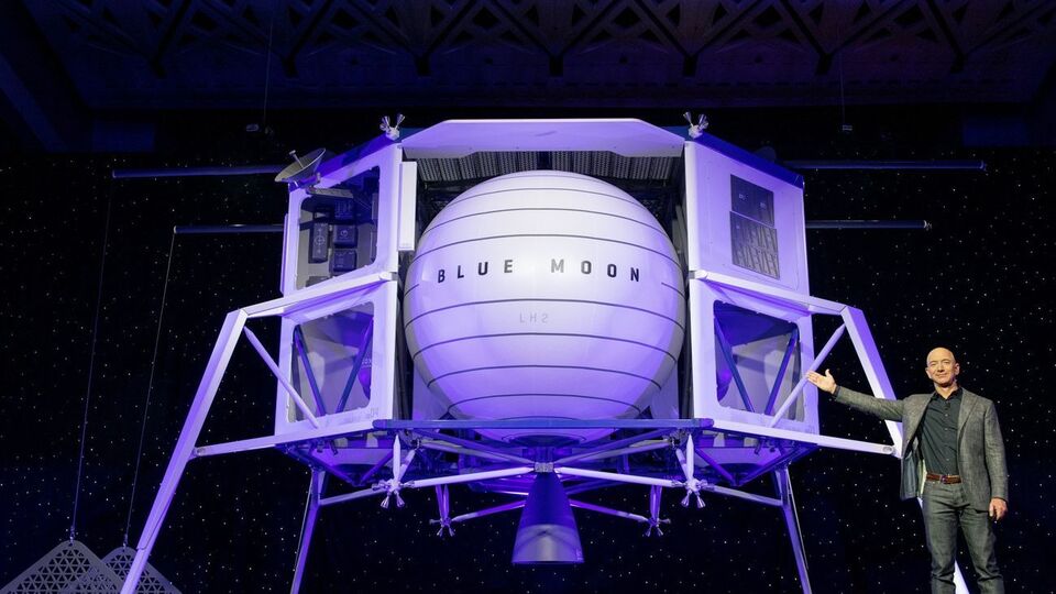 Безос представил макет космического аппарата Blue Moon