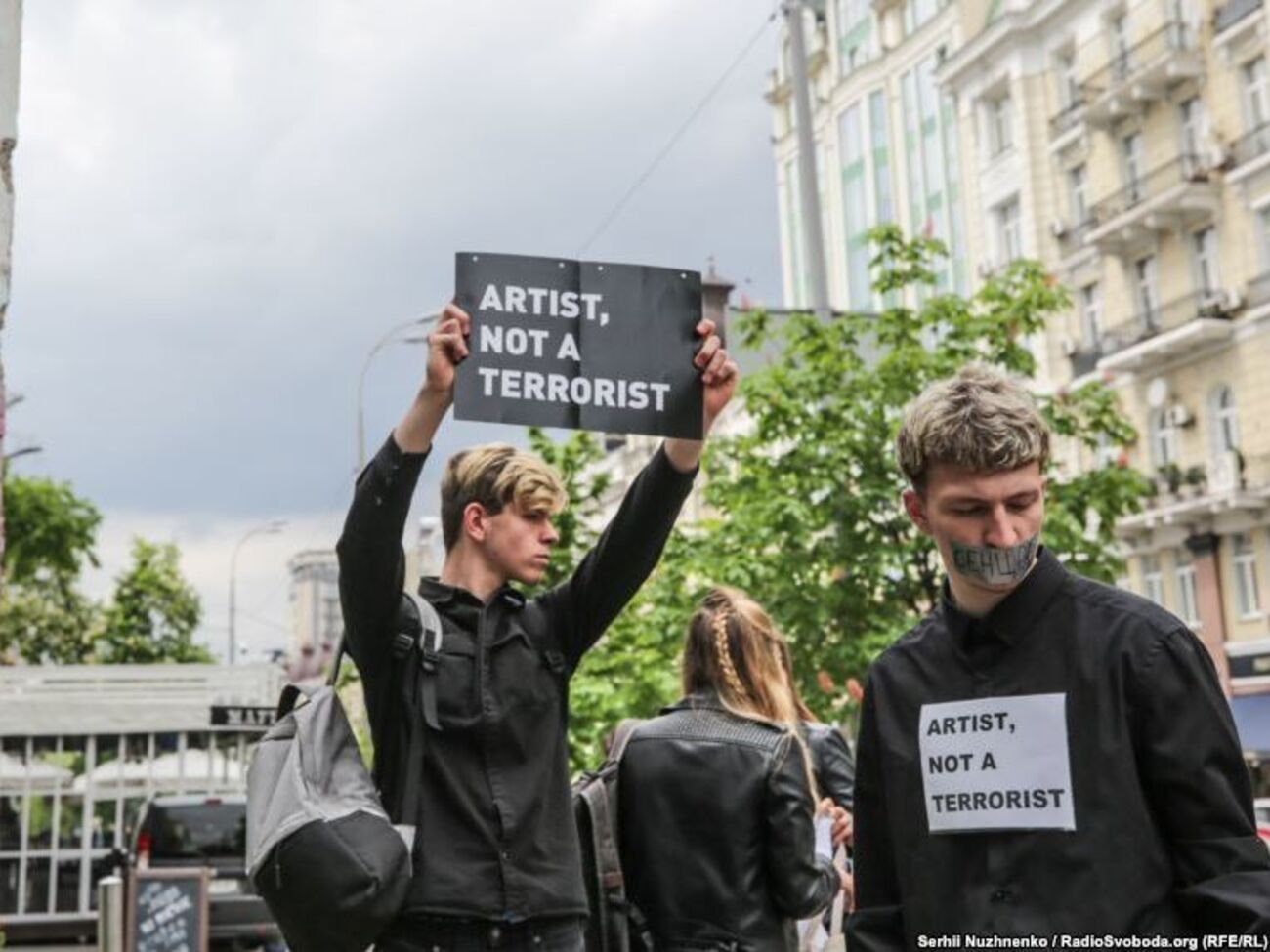 На п'яту річницю арешту Сенцова активісти в Києві прийшли до посольств 14 країн. Фоторепортаж