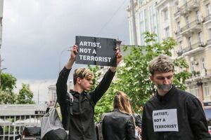 На п'яту річницю арешту Сенцова активісти в Києві прийшли до посольств 14 країн. Фоторепортаж
