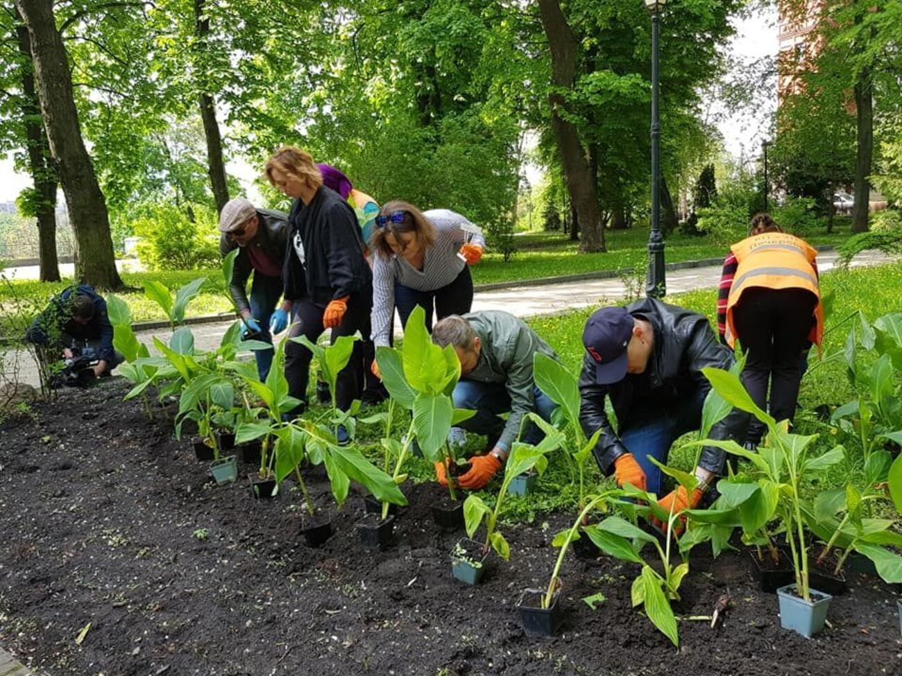 В Киеве деятели искусств высадили цветы в память о Сенцове и других политзаключенных. Фоторепортаж