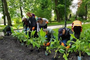 В Киеве деятели искусств высадили цветы в память о Сенцове и других политзаключенных. Фоторепортаж