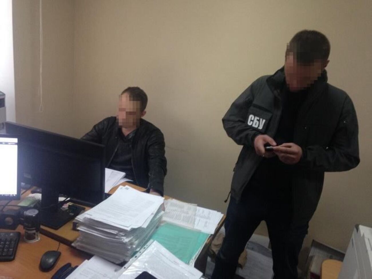 Работника Нацполиции задержали после передачи данных очередному клиенту