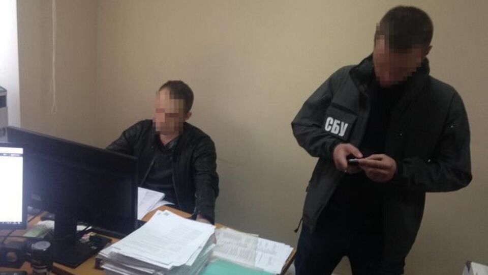 Работника Нацполиции задержали после передачи данных очередному клиенту